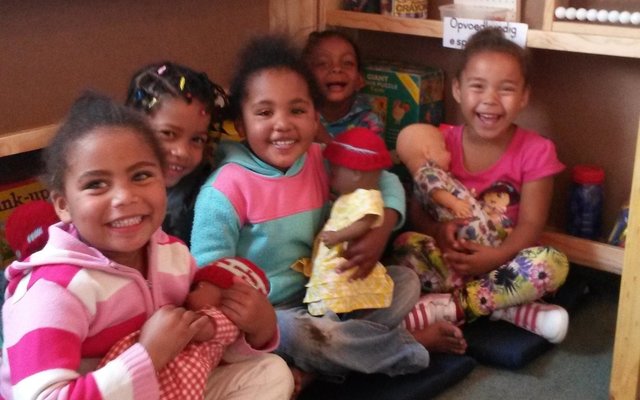  Hier speel Jasmin, Nadia, Tracy-Lee, Ruby en Jaydri met hulle poppe